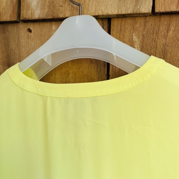 Le Chateau Woman's Yellowish Green Button Up Silk Blouse Shirt Top Roll Tab XL - Picture 14 of 16
